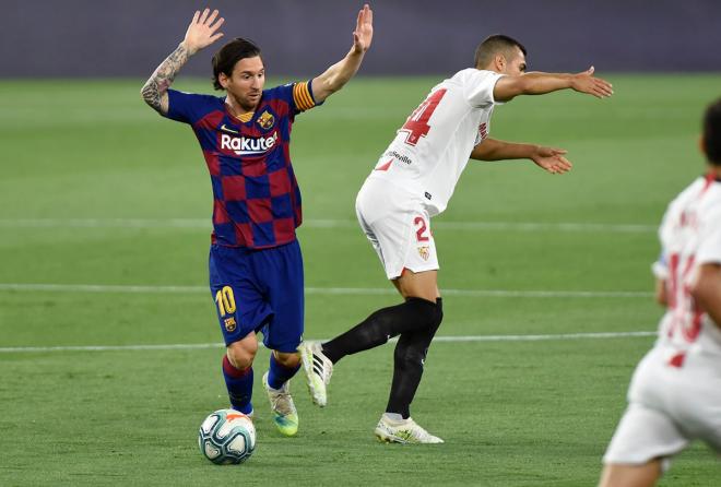 Leo Messi y Jordan, durante el Sevilla-Barcelona (Foto: Kiko Hurtado).
