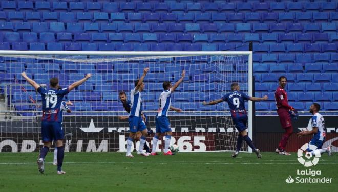 Los jugadores del Espanyol pidieron falta en el 0-1 del Levante (Foto: LaLiga).