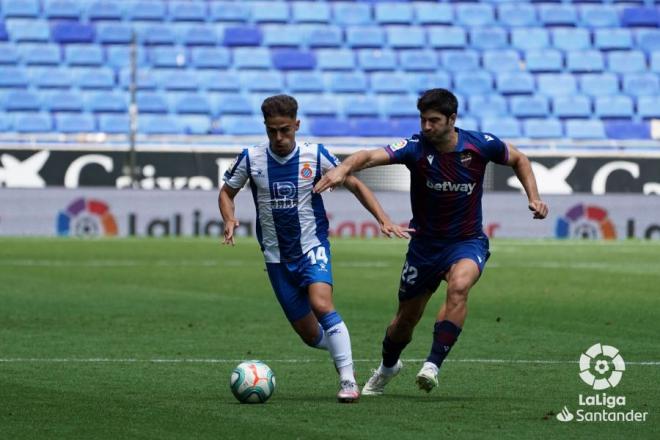 Melendo, ante Melero en la visita del Levante al Espanyol (Foto: LaLiga).