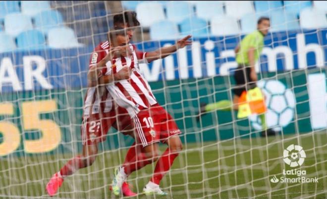 Fran Villalba, jugador que interesa al Sporting, celebra su gol en el Zaragoza-Almería (Foto: LaLiga).