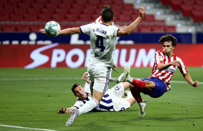 Joao Félix dispara a la portería de Caro durante el Atlético de Madrid-Real Valladolid (Foto: AT