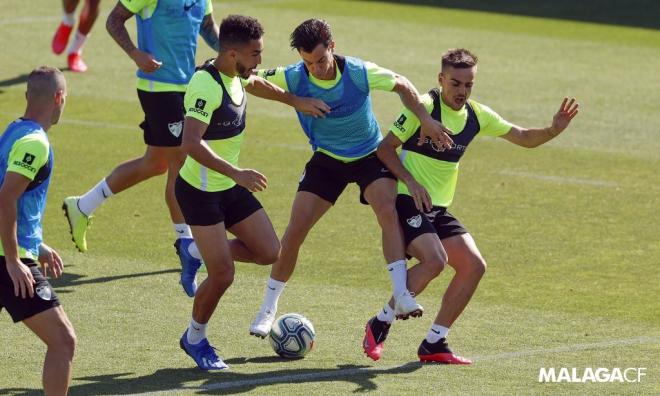 Juanpi, Ismael Casas y Boulahroud pelean por un balón en un entrenamiento (Foto: Málaga CF).