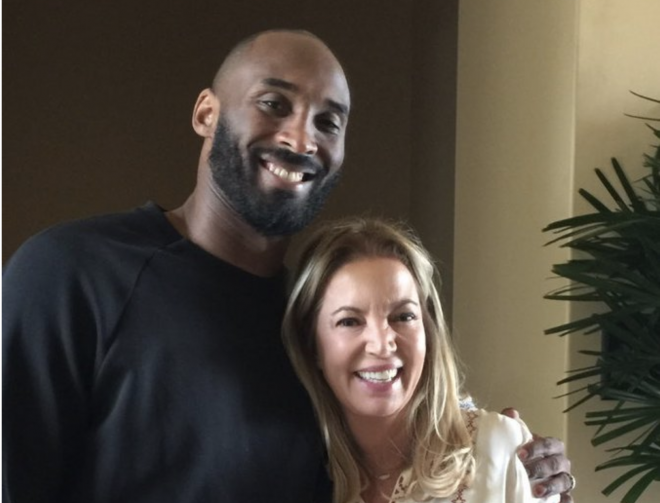 Kobe Bryant y Jeanie Buss, presidenta de los Lakers.