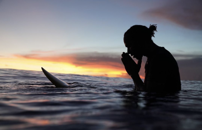 Lewis Hamilton, en una tabla de surf en el mar (Foto: Instagram).
