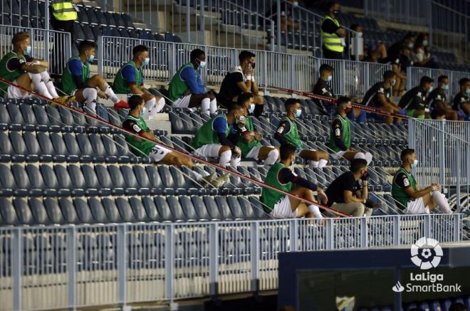 Una imagen de la grada, con los jugadores en ella, durante el Málaga-Extremadura (Foto: LaLiga).