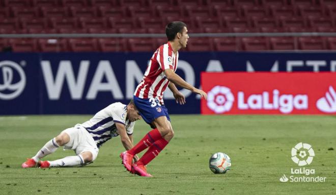 Manu Sánchez conduce un balón durante el partido ante el Real Valladolid (Foto: LaLiga).