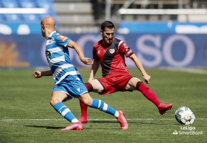 Mollejo defiende un balón en el Dépor-Rayo (Foto: LaLiga).