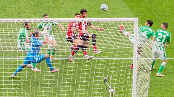 Raúl García remata un córner a la cruceta del Real Betis en San Mamés (Foto: Athletic Club).