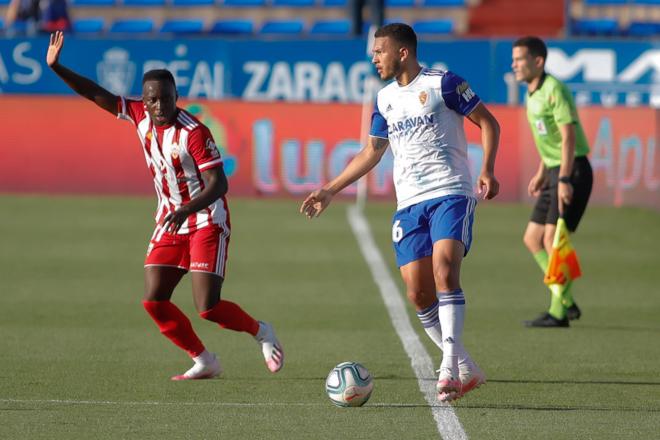 Luis Suárez controla el balón en la línea de cal durante el Real Zaragoza-Almería (Foto: Daniel Marzo)