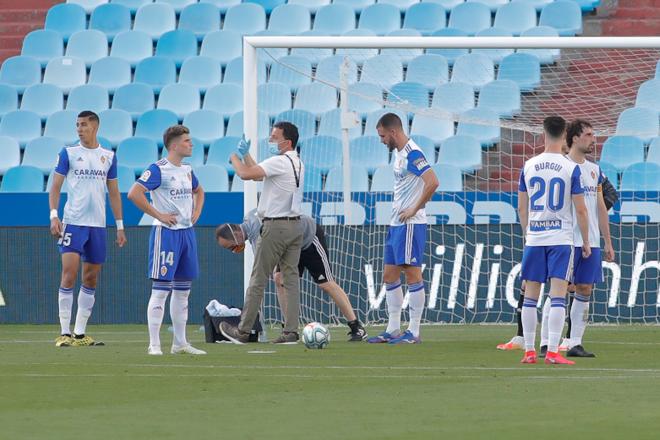 Atienza, obligado a retirarse en el partido ante el Almería (Foto: Daniel Marzo). 