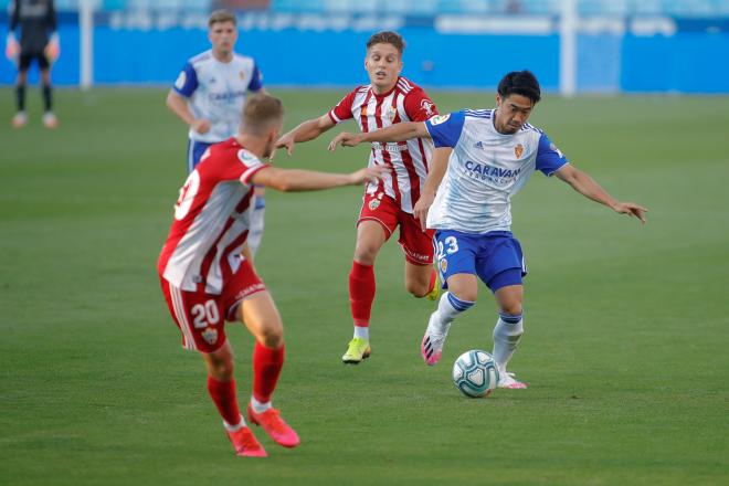 Imagen del partido entre el Real Zaragoza y el Almería (Foto: Daniel Marzo).