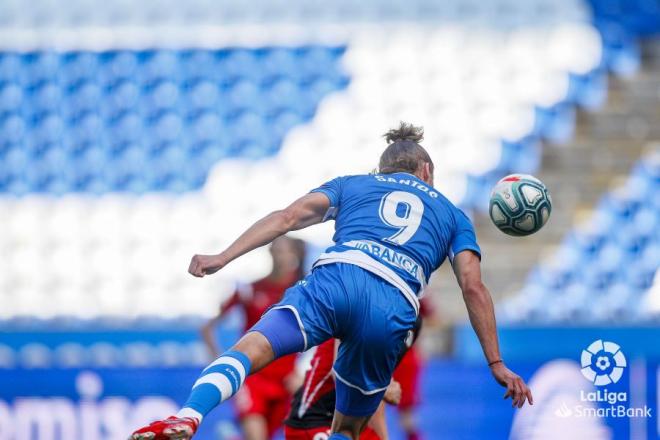 Christian Santos remata de cabeza para marcarle al Rayo (Foto: LaLiga).