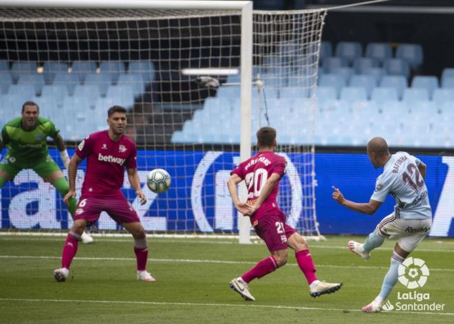 Disparo de Rafinha en su golazo por la escuadra (Foto: LaLiga).