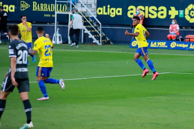 Lozano celebra su gol en el Cádiz-Alcorcón (Foto: Cristo García).