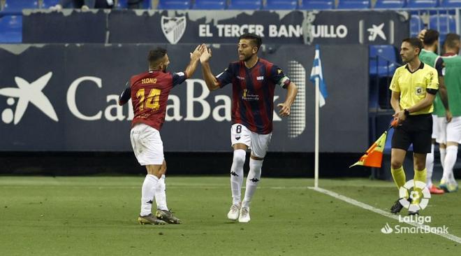 Nono y Zarfino celebran el empate del Extremadura en La Rosaleda.