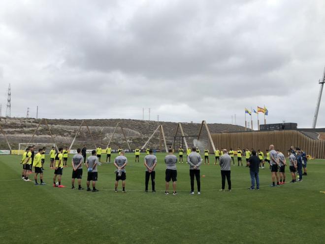 Minuto de silencio en el entrenamiento de Las Palmas por la muerte de un canterano (FOTO: @UDLP_Ofi