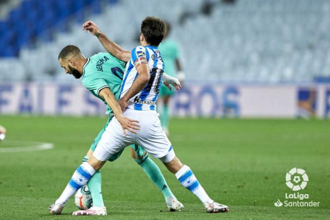 Oyarzabal pelea por un balón con Benzema (Foto: LaLiga).