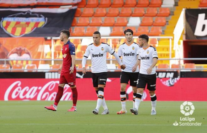 Rodrigo no celebra su gol en el Valencia-Osasuna (Foto: LaLiga)