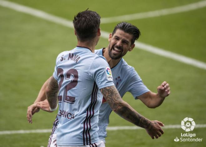 Santi Mina celebra con Nolito su gol al Alavés (Foto: LaLiga).