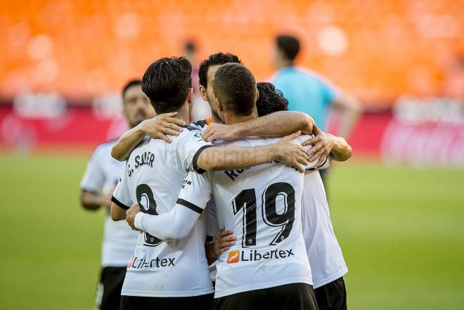 Varios jugadores del Valencia se abrazan para celebrar uno de los goles ante el CA Osasuna (Foto: Valencia CF).