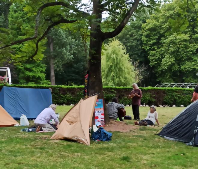 Algunos miembros del colectivo antivacunas acampado en el parque Isabel la Católica de Gijón (Fot