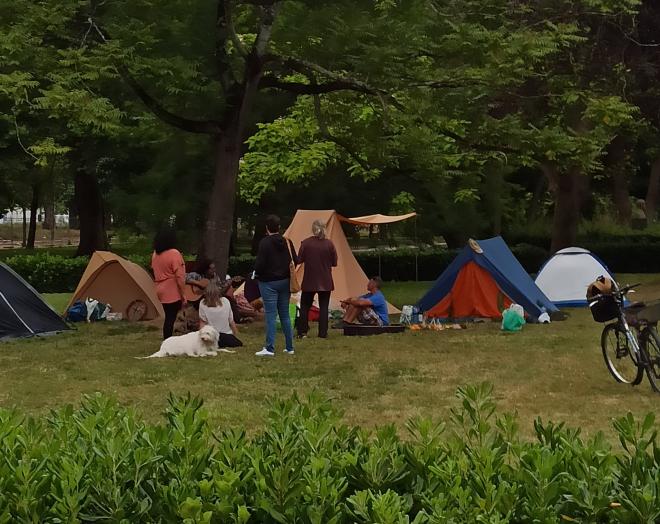 Colectivo antivacunas acampado en el parque Isabel la Católica de Gijón (Foto: @Becaria_).