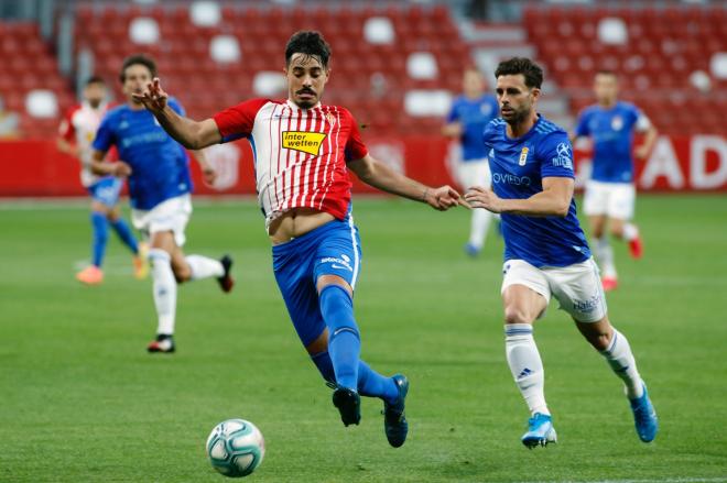 Cristian Salvador avanza con el balón (Foto: Luis Manso).