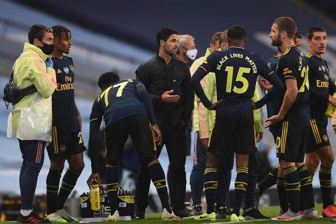 Los jugadores del Arsenal reciben las instrucciones de Mikel Arteta.