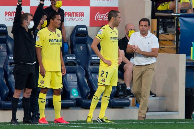 Bruno Soriano se prepara junto a Carlos Bacca para entrar en el Villarreal-Sevilla.