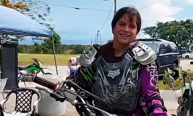 Rosalía, disfrutando de una jornada de motocross (Foto: stories de su Instagram).