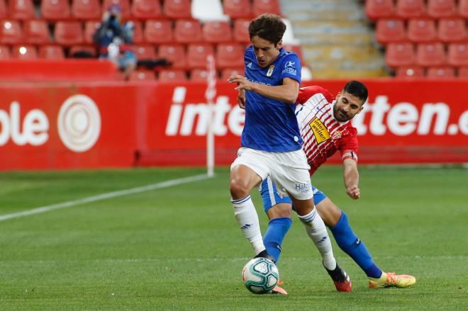 Sangalli avanza con el balón durante el Sporting-Oviedo (Foto: LaLiga).