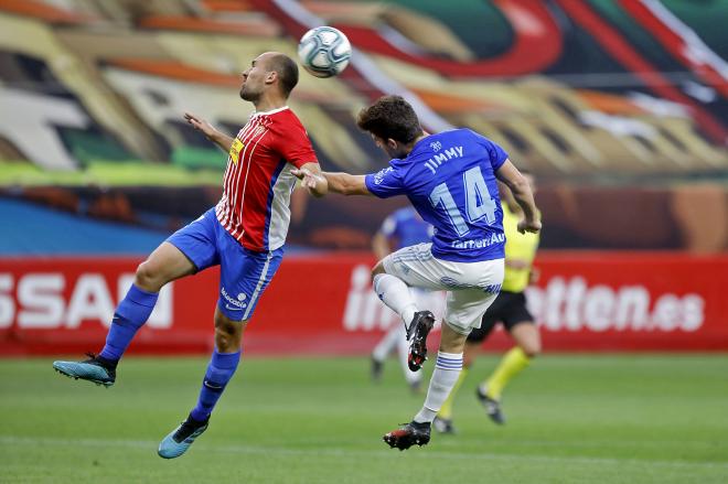 Unai Medina y Jimmy pelean por un balón en el derbi (Foto: LaLiga).