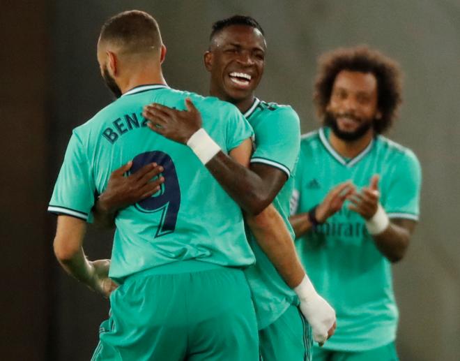 Vinícius celebra con Benzema el gol del francés ante la Real Sociedad (Foto: EFE).