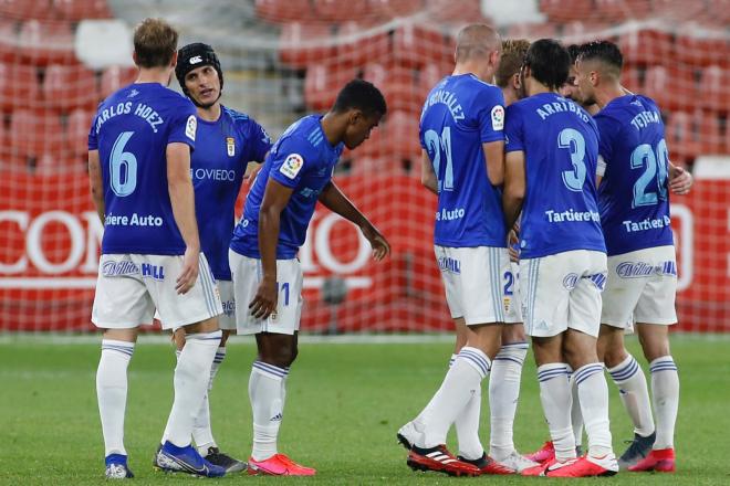 Los jugadores del Oviedo celebran su gol al Sporting (Foto: Luis Manso).