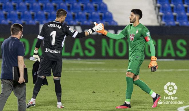 Cuéllar y Rui Silva se saludan tras el Leganés-Granada (Foto: LaLiga Santander).