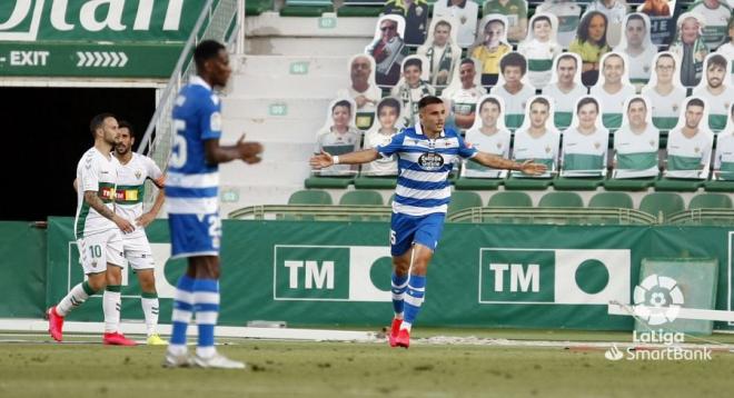 Hugo Vallejo celebra su gol en el Elche-Dépor (Foto: LaLiga).