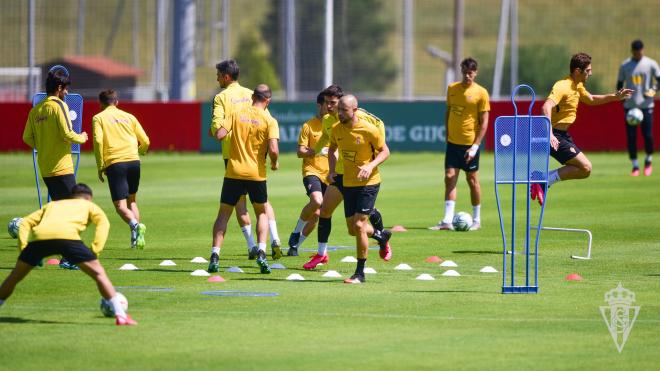 Los jugadores del Sporting se entrenan tras el derbi ante el Oviedo (Foto: RSG).