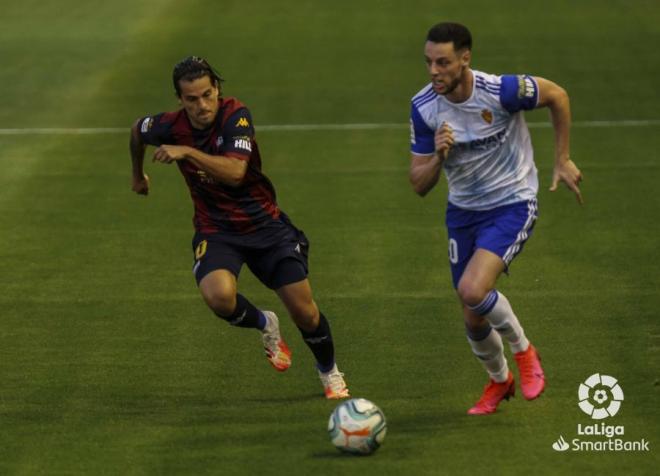 Burgui conduce la pelota durante el Extremadura-Zaragoza (Foto: LaLiga).