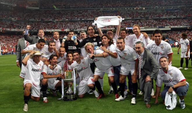 El Sevilla celebra la Copa del Rey ganada en 2007.