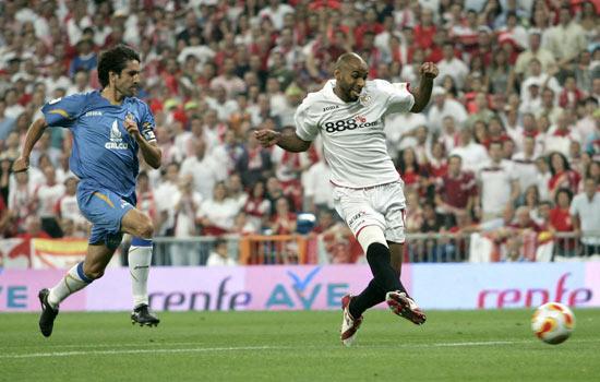 Kanouté chuta para marcar el gol definitivo de la final de la Copa del Rey de 2007.
