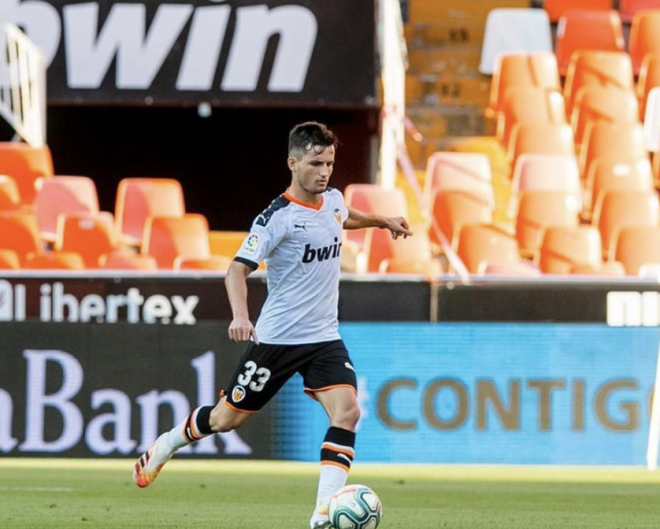 Hugo Guillamón en un partido con el Valencia (Foto: Valencia CF)