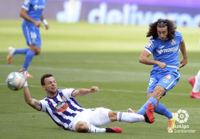 Óscar Plano, en el suelo tras una acción con Cucurella (Foto: LaLiga).