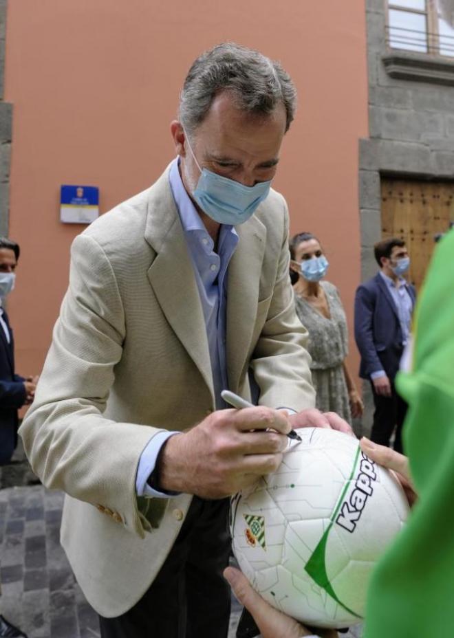 El Rey firma un balón del Betis en Las Palmas.