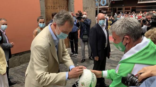 El Rey Felipe firma un balón del Betis en Las Palmas de Gran Canaria.