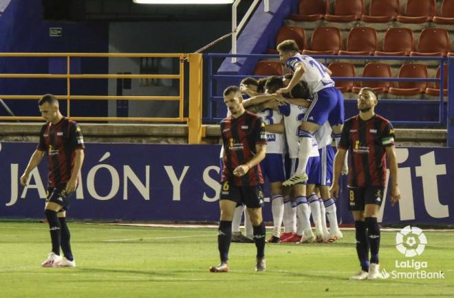 Los jugadores del Zaragoza celebran uno de los goles ante el Extremadura (Foto: LaLiga).