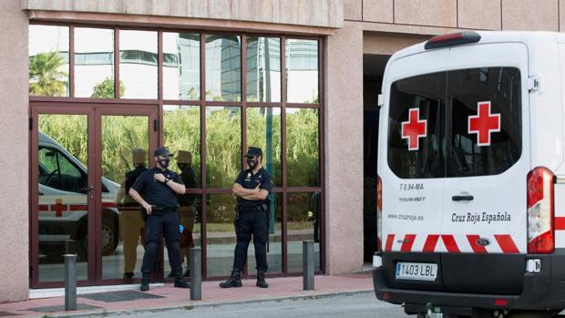 Dispositivo de seguridad en la puerta del centro de la Cruz Roja (Foto: EFE).