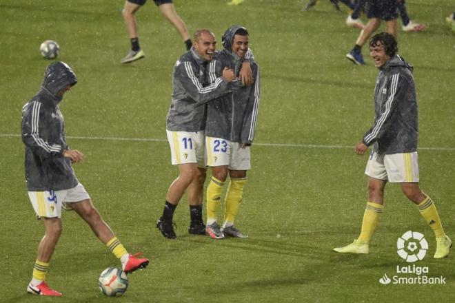 Los jugadores del Cádiz calientan para el duelo ante el Huesca (Foto: LaLiga).