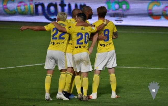 Los jugadores del Cádiz celebran el gol del empate ante el Huesca (Foto: CádizCF)