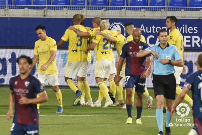 Los jugadores del Cádiz celebran el empate en El Alcoraz (Foto: LaLiga).
