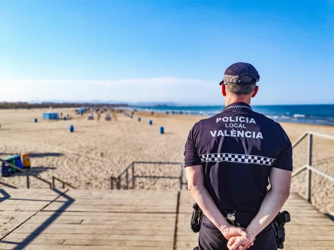 Playa de València cerrada por la policía de San Juan